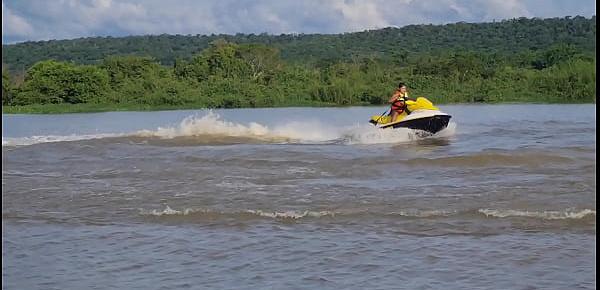  Tigresa Vip faz umas manobra pelada com jetski